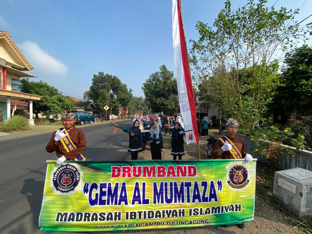 Drumband GEMA AL MUMTAZA Memeriahkan Jalan Sehat Kemerdekaan K3MI NKT (Ngantru, Kedungwaru, Tulungagung)