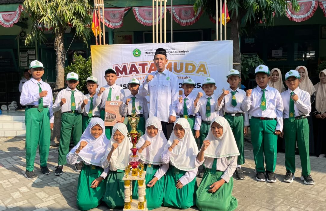 Penyerahan Piala Juara I Lomba Sholawat Tingkat SD/MI/TPQ di UIN SATU Tulungagung dari Grub Sholawat Al Mumtaza ke Madrasah
